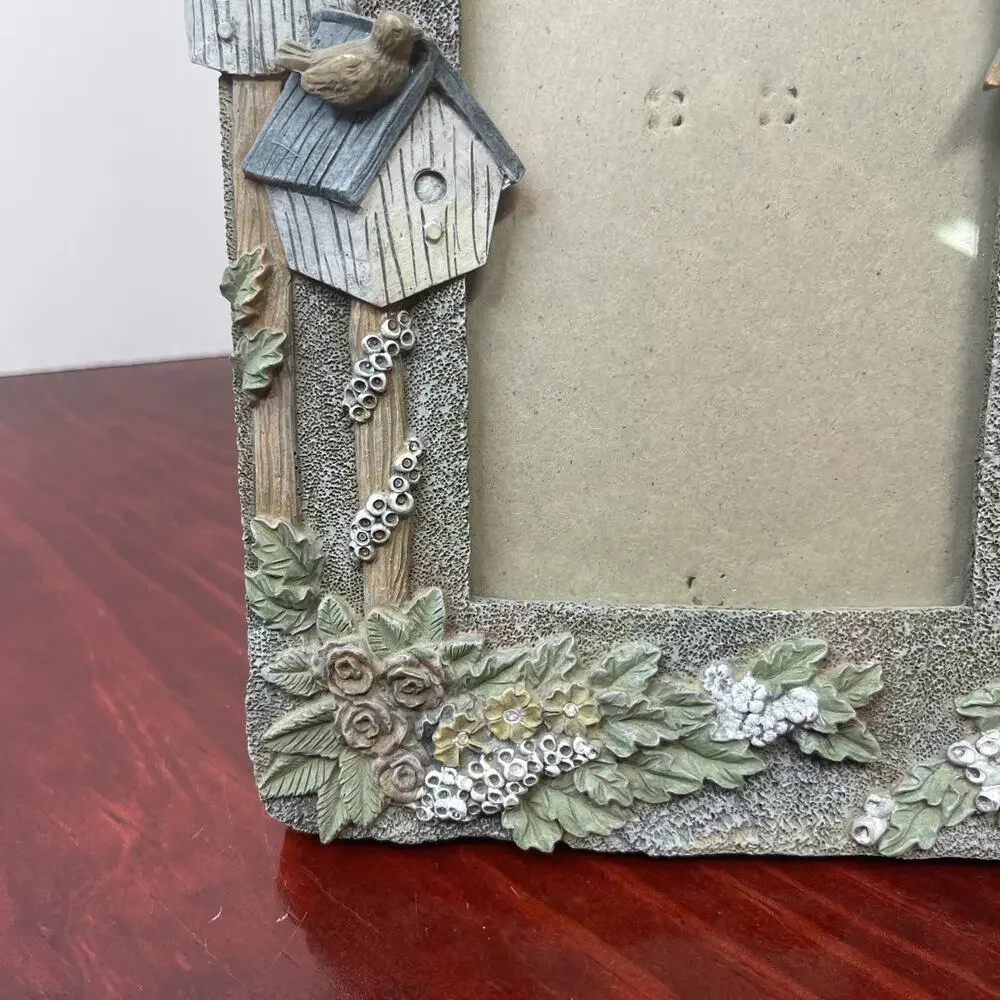 BIRDHOUSE THEMED RESIN HANDPAINTED 3D TABLE TOP PICTURE FRAME